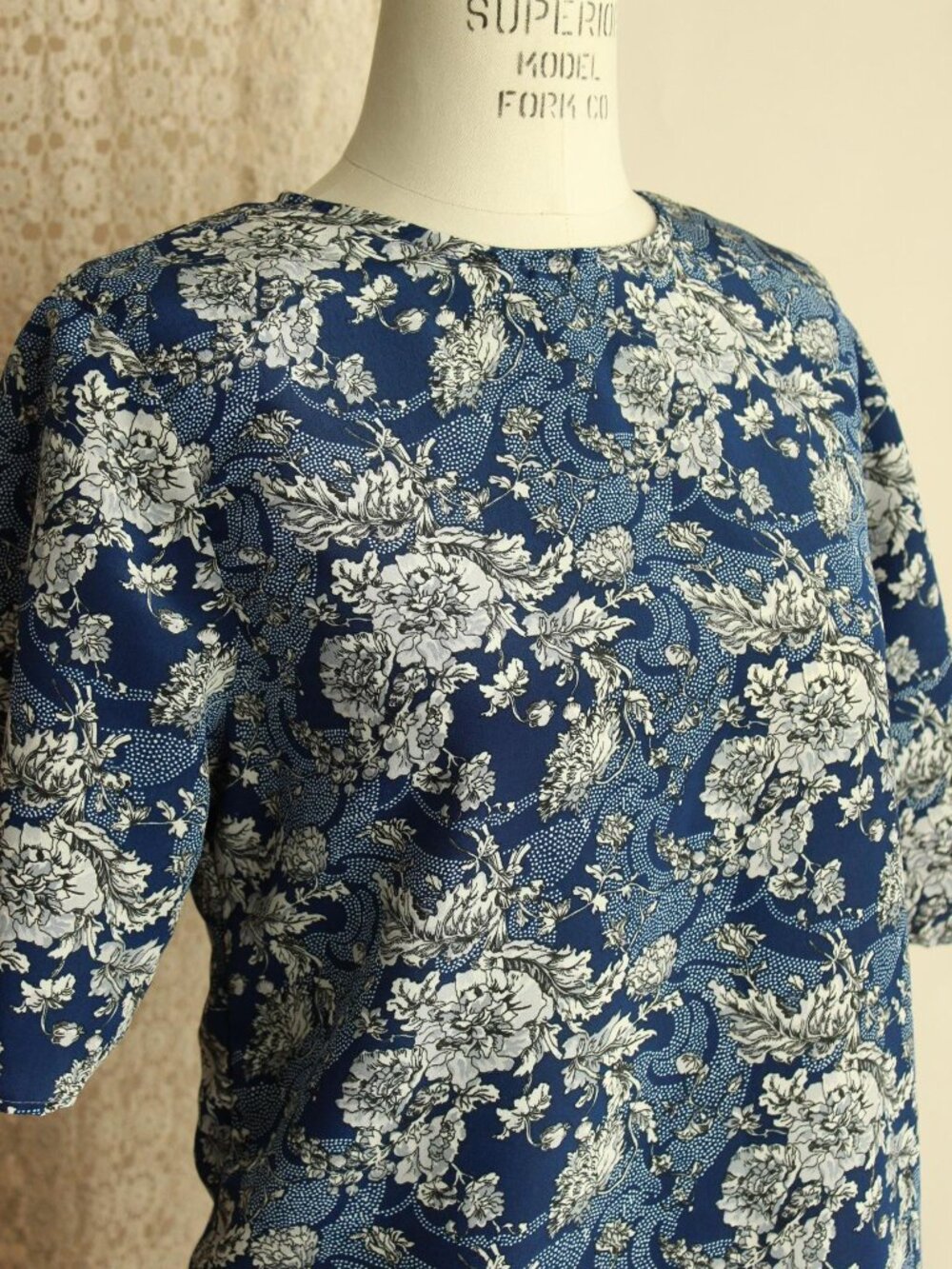 Vintage 1990s Blouse, Norton McNaughton Blue And White Floral Print Top, Keyhole - Picture 6 of 11